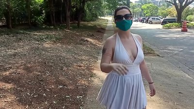 Public nudity: ib tug ntxhais los ntawm Russia sim coj nws cov khaub ncaws tawm ntawm txoj kev ntawm Rio de Janeiro. Nws yuav luag raug ntes.